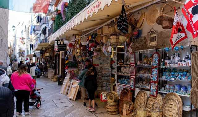 Bari Vecchia, i negozi di souvenir: Prima venivano solo i pellegrini, ora vendiamo a migliaia di turisti 